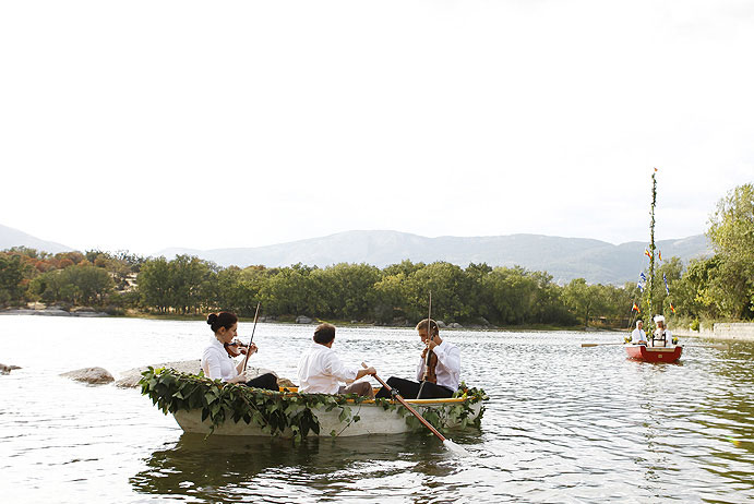 Oui Oui-lago palacio de la fresneda-musica en barca