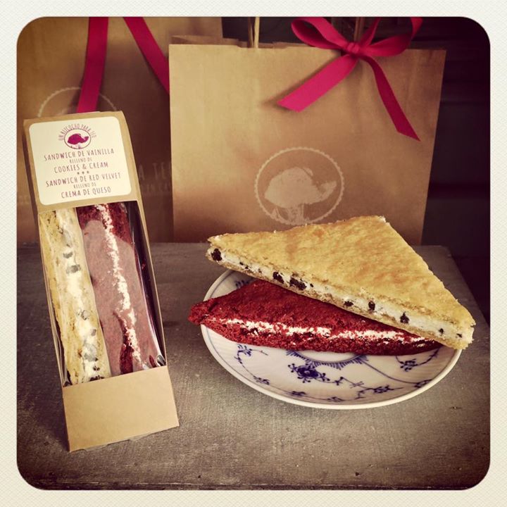 Oui Oui-un bizcocho para teo-sandwich red velvet-sandwich cookies and cream