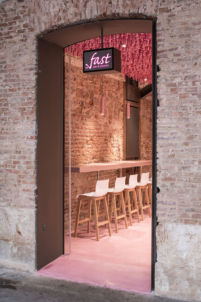 Oui Oui-ideo-arquitectura-madrid-bakery-art-installation-strawberry-sticks-pasteleria rosa alcala henares (2)