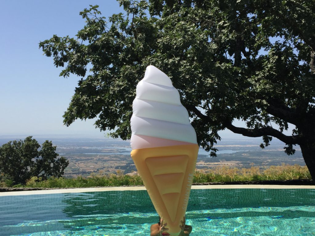 Oui Oui-colchoneta helado horizontal-hotel nabia-infinity pool