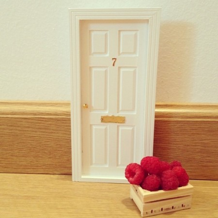 Así queda la caja de fruta en relación a la puerta del ratoncito