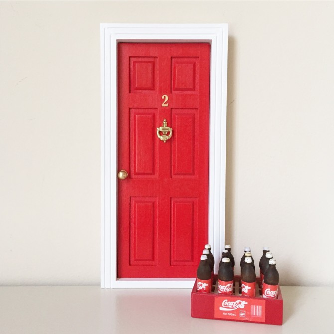 Puerta Ratoncito Pérez Clásica en dos colores; marco blanco e interior rojo.Oui Oui