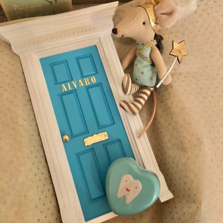 Puerta Ratoncito Pérez Inglesa en dos colores; marco blanco e interior turquesa.Oui Oui