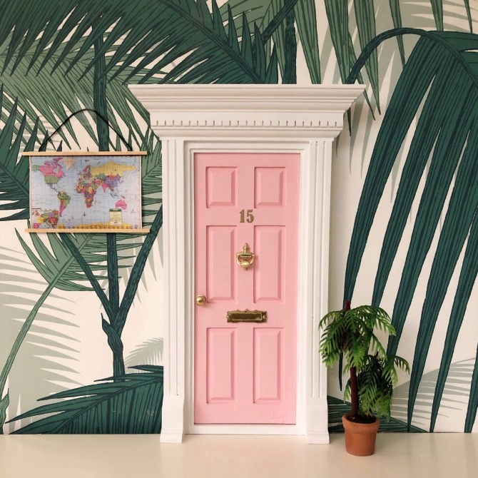 Puerta Ratoncito Pérez Inglesa en dos colores; marco blanco e interior rosa bebé.Oui Oui