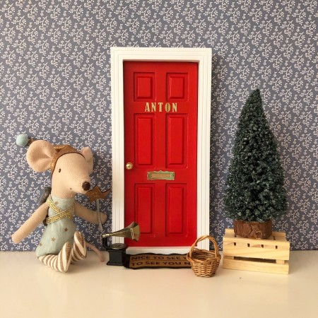 Puerta Ratoncito Pérez Clásica en dos colores; marco blanco e interior rojo.Oui Oui