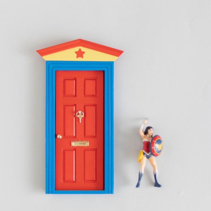 Puerta Ratoncito Pérez Superhéroe