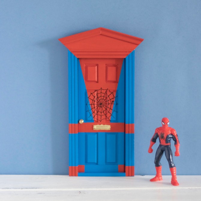 Puerta Ratoncito Pérez Superhéroe