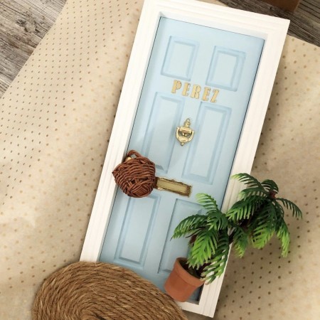 Puerta Ratoncito Pérez Clásica en dos colores; marco blanco e interior azul bebé.Oui Oui
