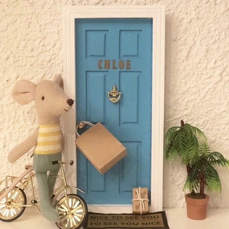 Puerta Ratoncito Pérez Clásica en dos colores; marco blanco e interior turquesa.Oui Oui