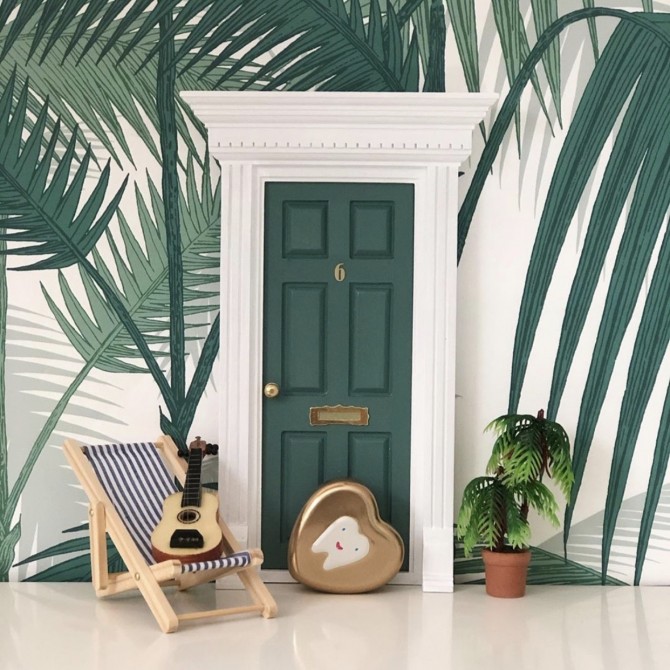 Puerta Ratoncito Pérez Inglesa en dos colores; marco blanco e interior verde grisáceo.Oui Oui