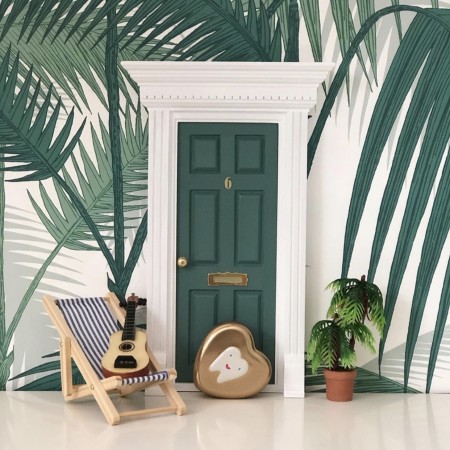 Puerta Ratoncito Pérez Inglesa en dos colores; marco blanco e interior verde grisáceo.Oui Oui