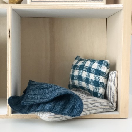 Ropa de cama que viene dentro de la cajita de cerillas del ratoncito Súper Héroe de Maileg