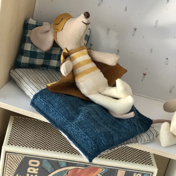 Ratoncito Súper Héroe en cajita de cerillas con camita y antifaz para dormir. Maileg. Oui Oui