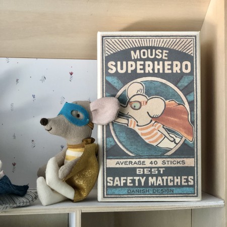 Ratoncito Súper Héroe en cajita de cerillas con camita y antifaz para dormir. Maileg. Oui Oui
