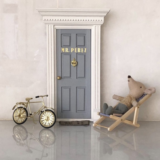 Puerta Ratoncito Pérez Inglesa en dos colores; marco blanco e interior gris.Oui Oui