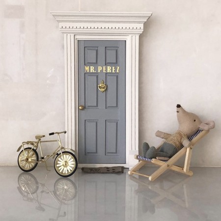 Puerta Ratoncito Pérez Inglesa en dos colores; marco blanco e interior gris.Oui Oui