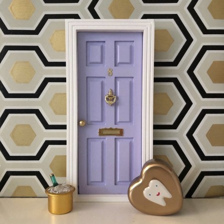 Puerta Ratoncito Pérez Clásica en dos colores; marco blanco e interior lila.Oui Oui