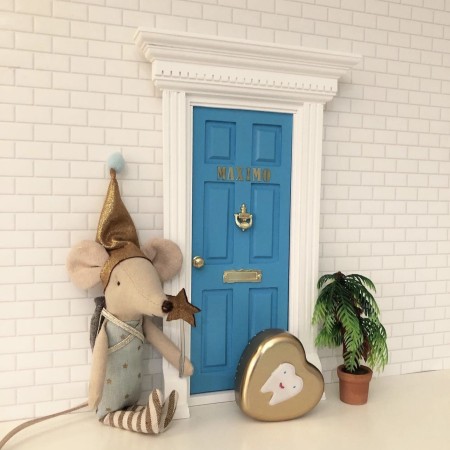 Puerta Ratoncito Pérez Inglesa en dos colores; marco blanco e interior turquesa.Oui Oui