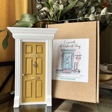 Puerta Ratoncito Pérez Inglesa en dos colores; marco blanco e interior mostaza.Oui Oui