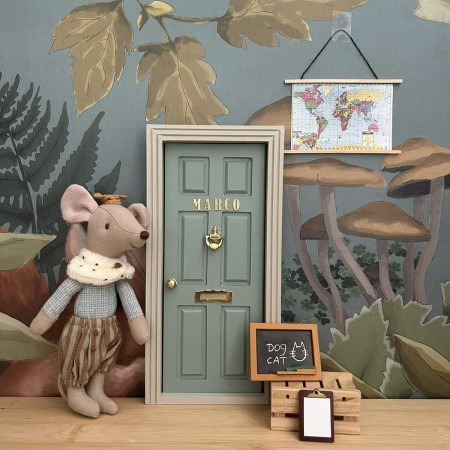 Puerta Ratoncito Pérez Clásica en dos colores; marco topo e interior verde suits.Oui Oui