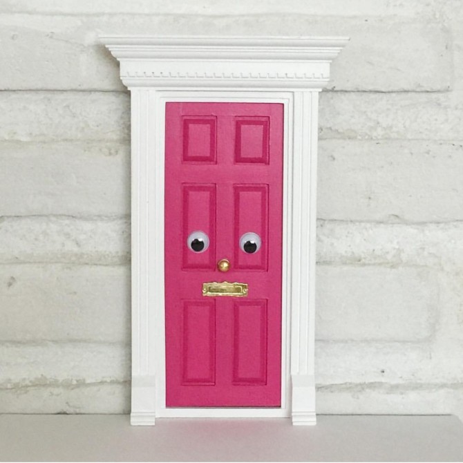 Puerta rosa con ojos Londres. Nothing Hill