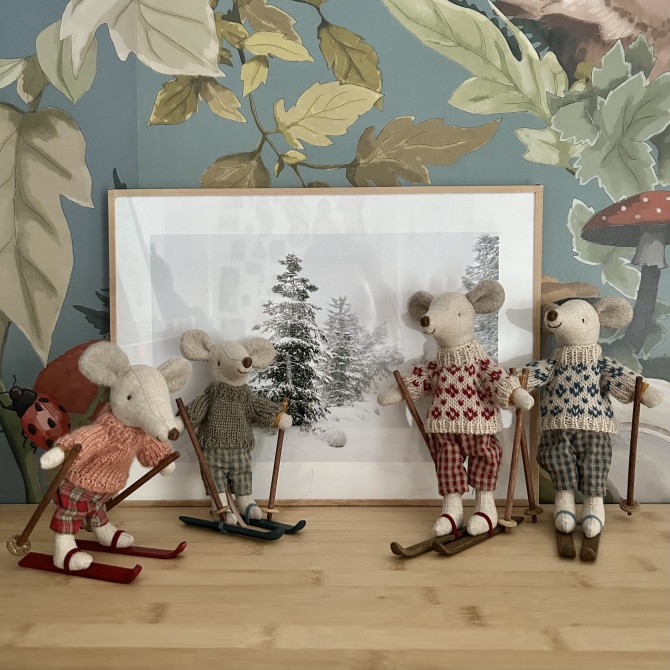 Ratoncito esquiador con esquís de madera y ropa de lana Maileg