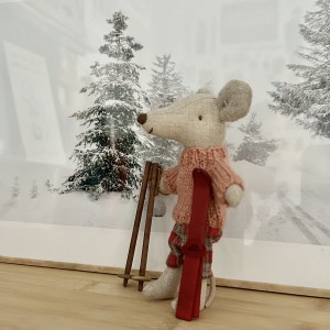 Ratoncito esquiador con esquís de madera y ropa de lana Maileg