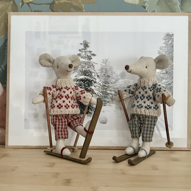Ratoncitos Maileg invierno con esquís de madera