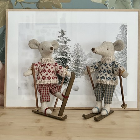 Ratoncitos Maileg invierno con esquís de madera