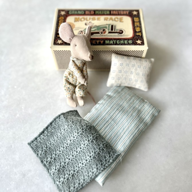 Ratoncito Maileg en pijama de topitos en tonos mostaza y azules con camita a juego y caja de cerillas para dormir.