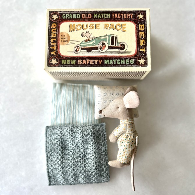 Ratoncito Maileg en pijama de topitos en tonos mostaza y azules con camita a juego y caja de cerillas para dormir.