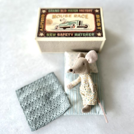 Ratoncito Maileg en pijama de topitos en tonos mostaza y azules con camita a juego y caja de cerillas para dormir.