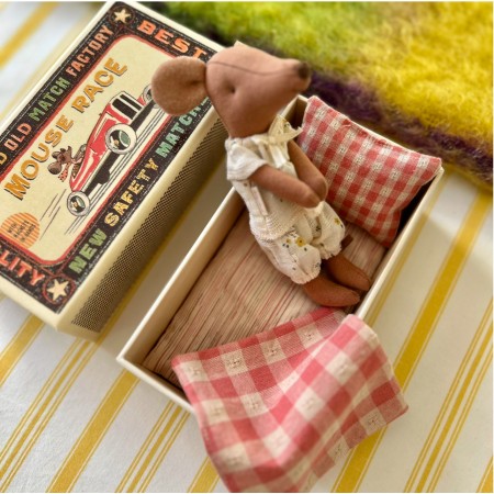 Ratoncita piel marrón Maileg, pijama flores caja de cerillas juego de cama vichy
