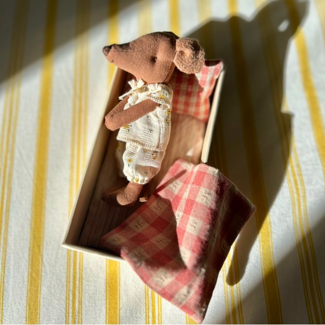 Ratoncita piel marrón Maileg, pijama flores caja de cerillas juego de cama vichy