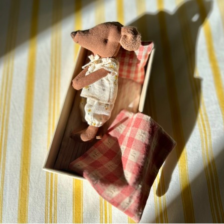 Ratoncita piel marrón Maileg, pijama flores caja de cerillas juego de cama vichy