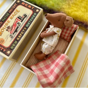 Ratoncita piel marrón Maileg, pijama flores caja de cerillas juego de cama vichy