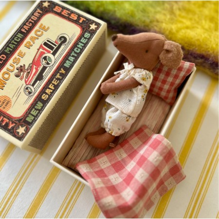 Ratoncita piel marrón Maileg, pijama flores caja de cerillas juego de cama vichy