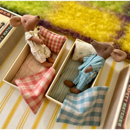 Ratoncita piel marrón Maileg, pijama flores caja de cerillas juego de cama vichy