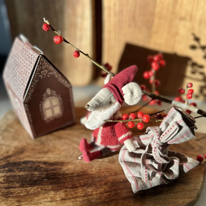 Ratoncito Maileg Santa con casita jengibre