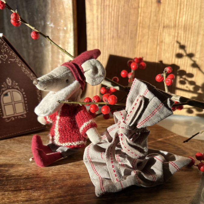 Ratoncito Maileg Santa con casita jengibre