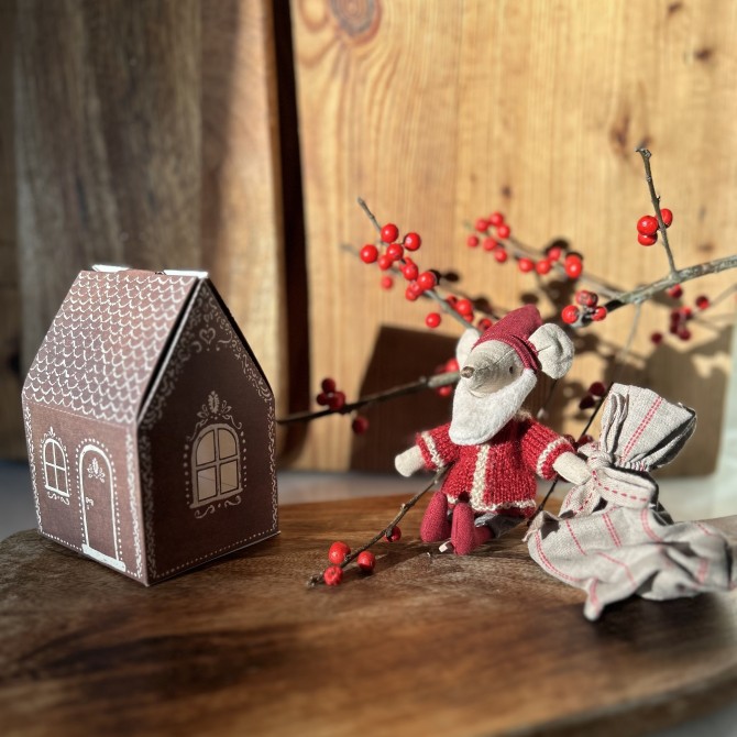 Ratoncito Maileg Santa con casita jengibre
