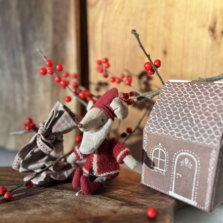 Ratoncito Maileg Santa con casita jengibre